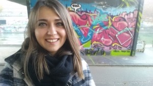 STUWO Rautenstrauchgasse Junge Studentin vor bunter Graffiti-Wand, Nahaufnahme