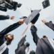 Studenten feiern ihren Abschluss
