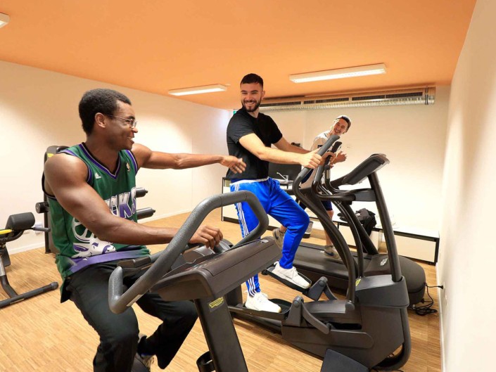 studenten-fitnessraum Studenten trainieren gemeinsam im Fitnessraum.