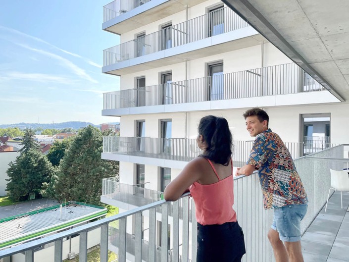 studentenwohnheim-balkon-aussicht Studenten genießen die Aussicht vom Balkon des Studentenwohnheims.