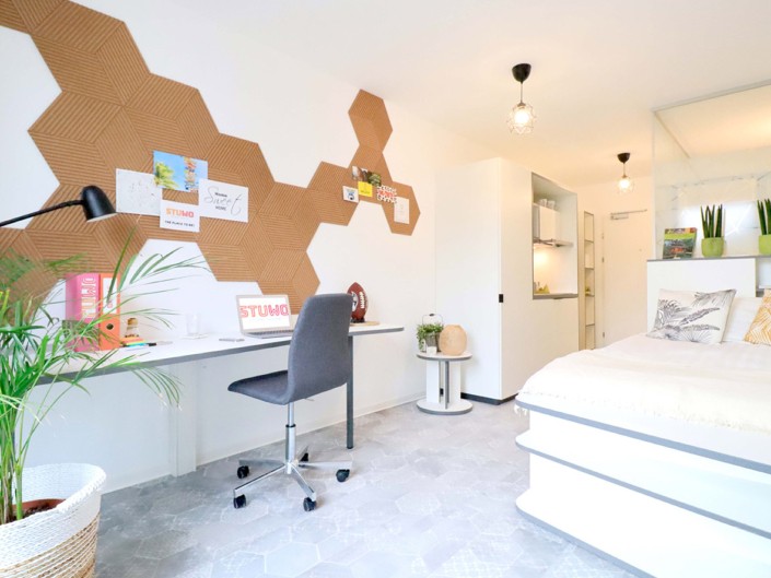 studentenzimmer-schreibtisch-bett Modernes Studentenzimmer mit Schreibtisch und Bett.